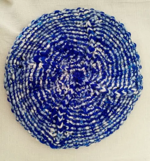 Boina Azul e Branco de Tricô em Lã Natural