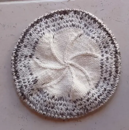 Boina Branco e Marrom em Lã Natural