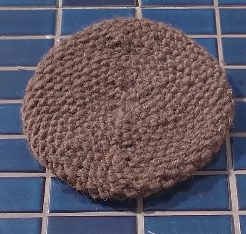 Boina Chocolate Pequena, em Lã Natural, sem Tingimento