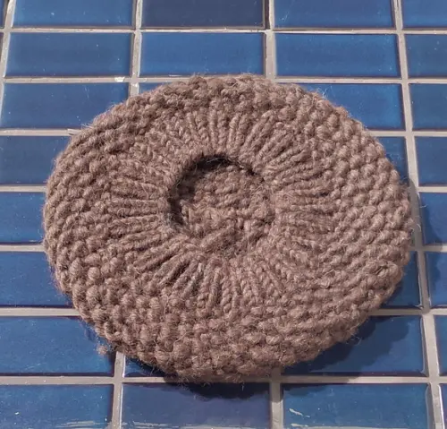 Boina Chocolate Pequena, em Lã Natural, sem Tingimento