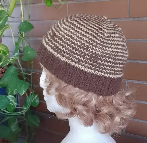 Gorro Listrado de Marrom e Branco Lã Natural