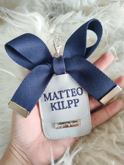 Chaveiro com Laço Bolsa Maternidade Cinza com Azul Marinho