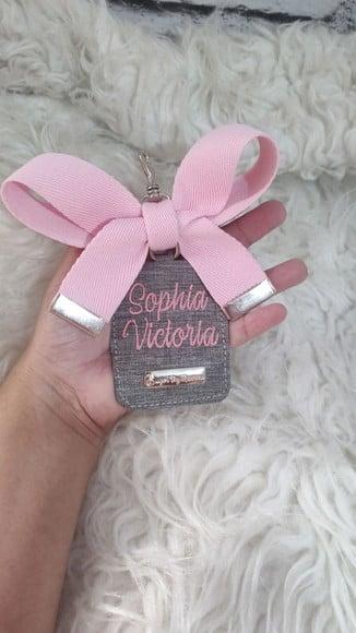 Chaveiro com Laço de Bolsa Maternidade Cinza Linho e Rosa