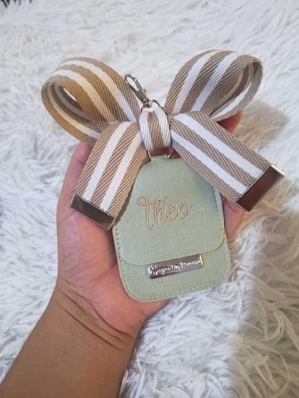 Chaveiro com Laço de Bolsa Maternidade com Tag Verde e Bege