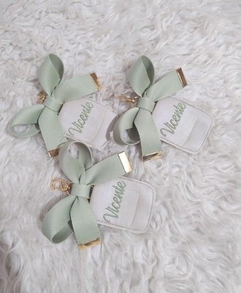 Kit de 3 Chaveiros Bege e Verde com Ferragens Douradas