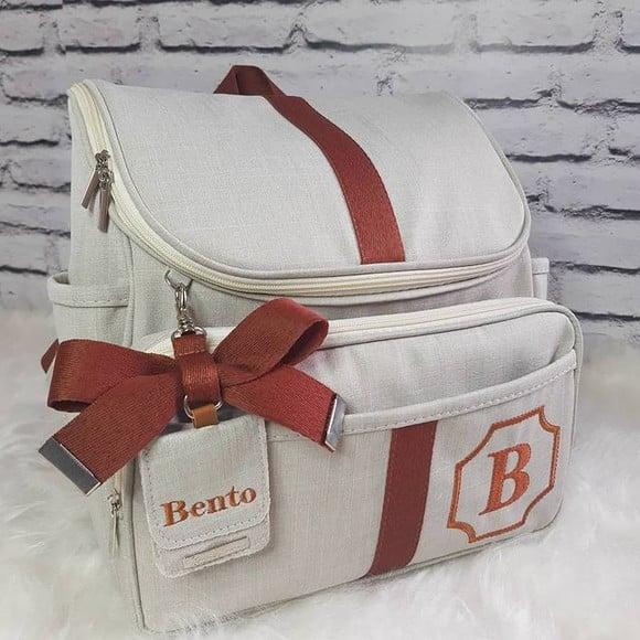 Mochila 2 em 1 Linho Luxo Bege e Caramelo Tag Personalizada