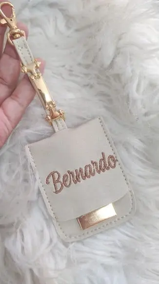 Chaveiro Bolsa Maternidade Bege Ferragem Dourada Tag Birdão