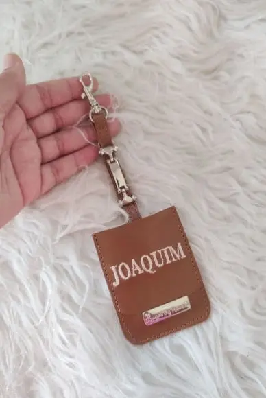 Chaveiro Bolsa Maternidade (tag Birdao) Caramelo