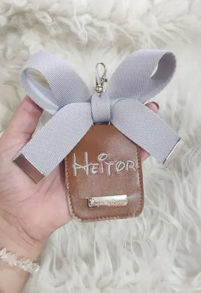 Chaveiro com Laço Bolsa Maternidade Caramelo e Cinza