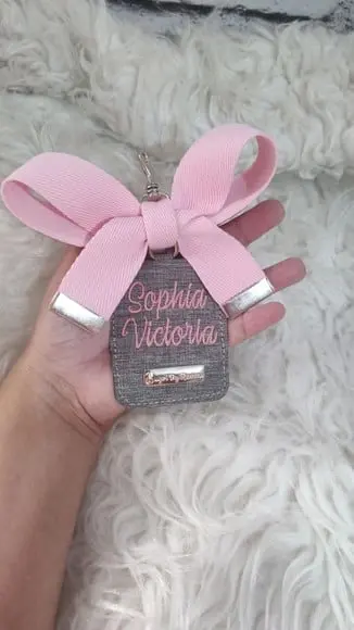 Chaveiro com Laço de Bolsa Maternidade Cinza Linho e Rosa