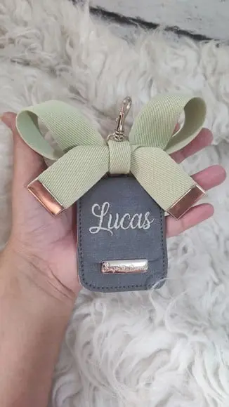 Chaveiro com Laço de Bolsa Maternidade Cinza com Verde Bebê