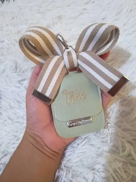 Chaveiro com Laço de Bolsa Maternidade com Tag Verde e Bege