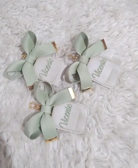 Kit de 3 Chaveiros Bege e Verde com Ferragens Douradas