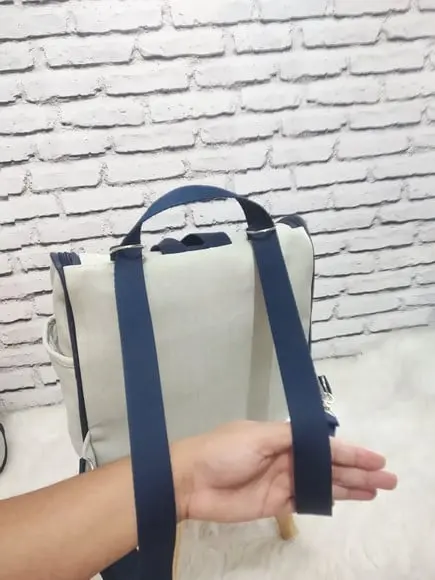 Mochila 2 em 1 linho luxo bege e azul marinho com tag
