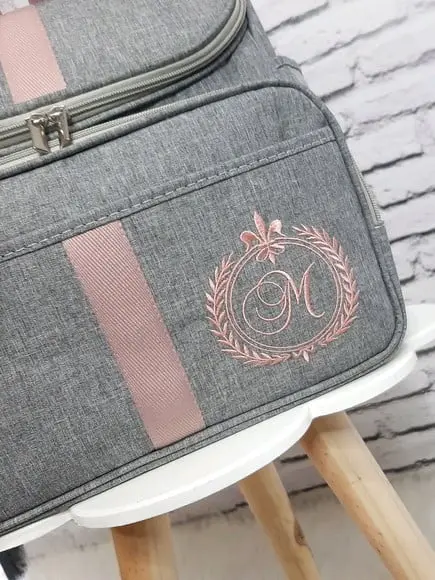 Mochila 2 em 1 Linho Luxo Cinza Fita Rose Tag Personalizada