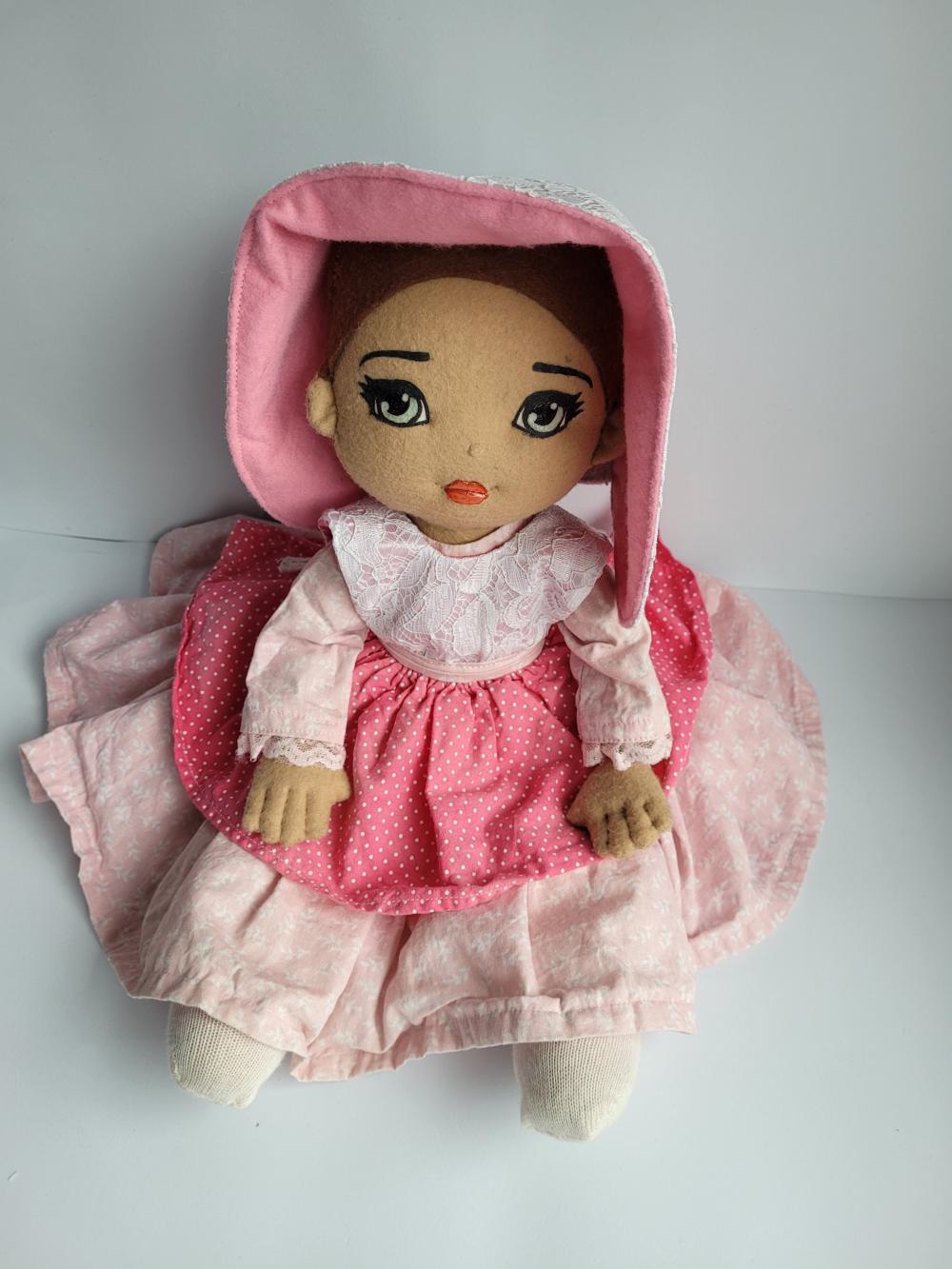 Boneca Artesanal em Feltro – Delicadeza que Encanta ✨