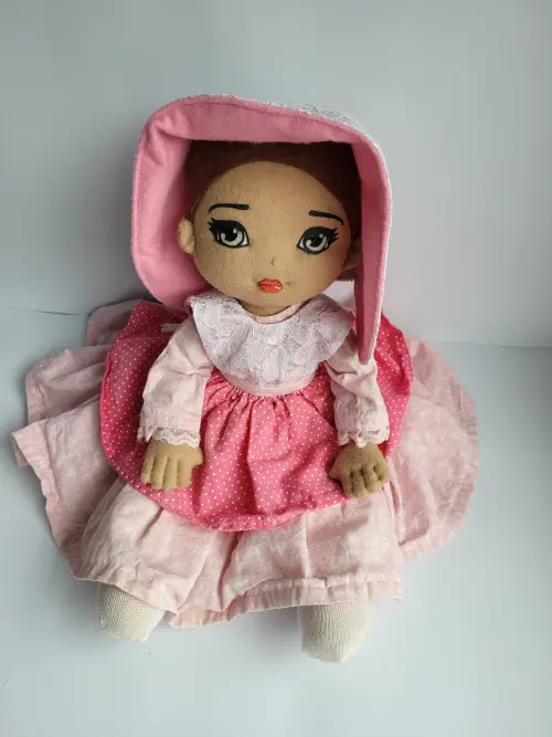 Boneca Artesanal em Feltro – Delicadeza que Encanta ✨