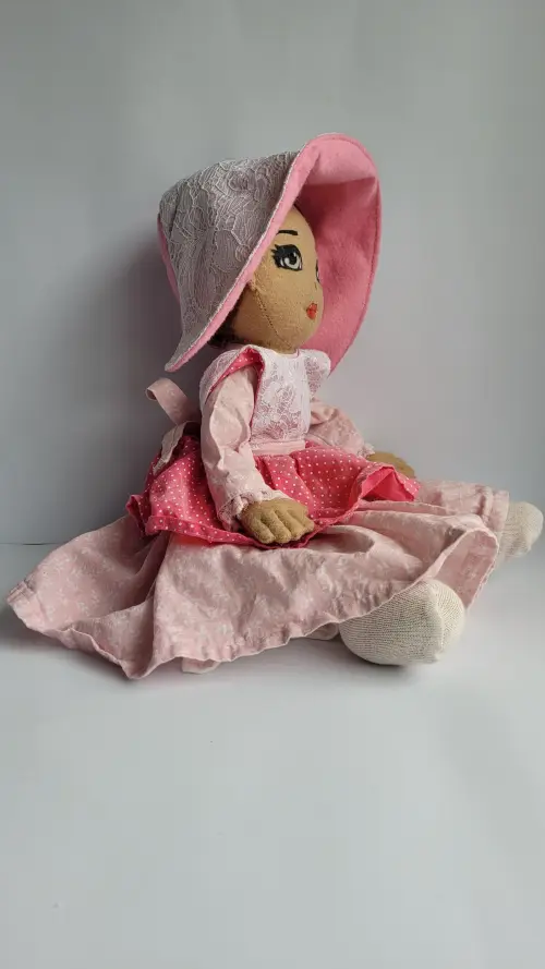 Boneca Artesanal em Feltro – Delicadeza que Encanta ✨