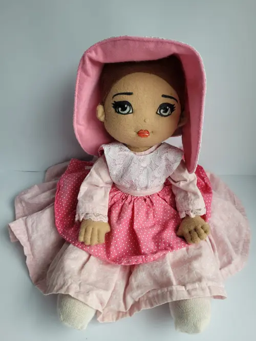Boneca Artesanal em Feltro – Delicadeza que Encanta ✨