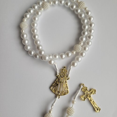Terço de Nossa Senhora Aparecida em Pérolas Brancas – Fé, Elegância e Devoção