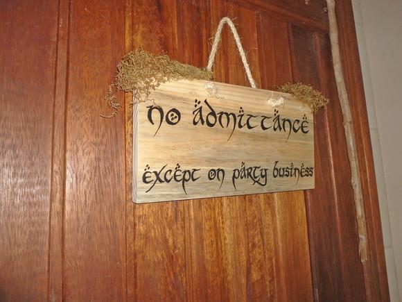 Placa Madeira Decorativa no Admitance Bilbo Gandalf Lotr