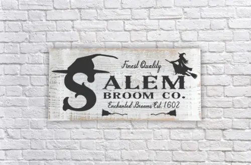 Placa Decorativa Madeira Vassoura Chapéu de Bruxa Salem