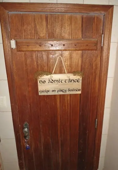 Placa Madeira Decorativa no Admitance Bilbo Gandalf Lotr