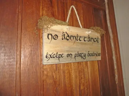 Placa Madeira Decorativa no Admitance Bilbo Gandalf Lotr