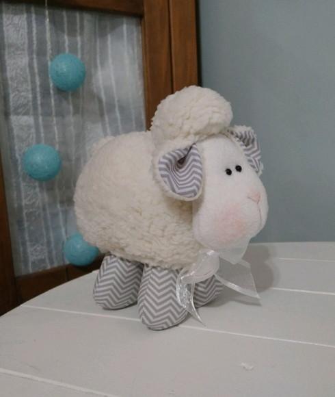 Ovelha de Pelúcia Flora
