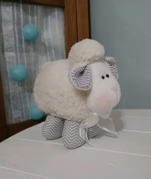 Ovelha de Pelúcia Flora