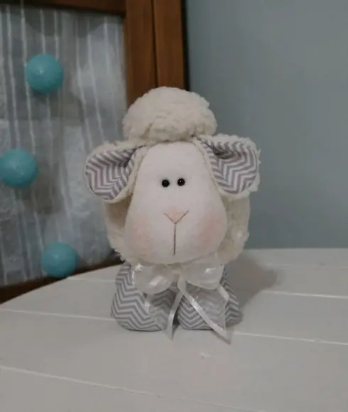 Ovelha de Pelúcia Flora