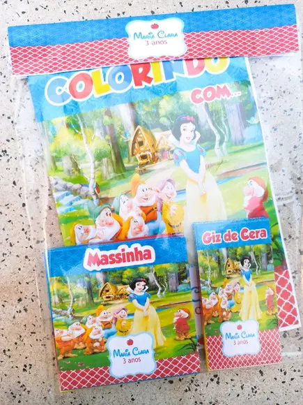Kit colorir e massinha Branca de Neve