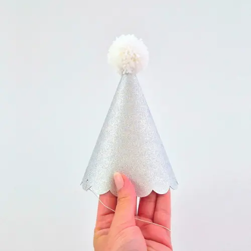 Chapeuzinho de Festa Glitter Prata com Pompom Branco