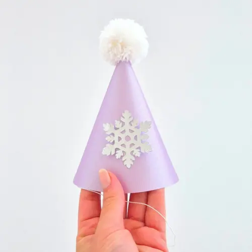 Chapeuzinho de Festa Lilás com Floco de Neve e Pompom