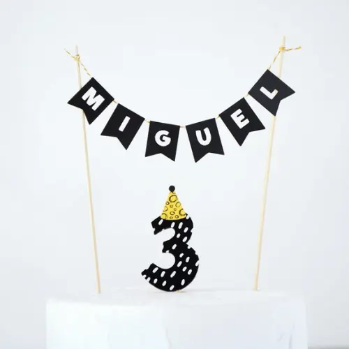 Topo de Bolo - Aniversário ou Mesversário - Bandeirinhas