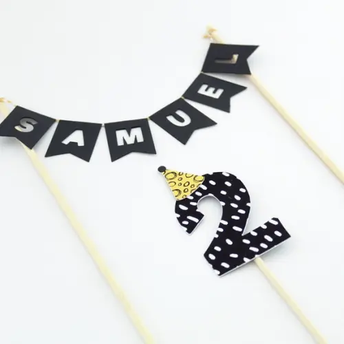 Topo de Bolo - Aniversário ou Mesversário - Bandeirinhas