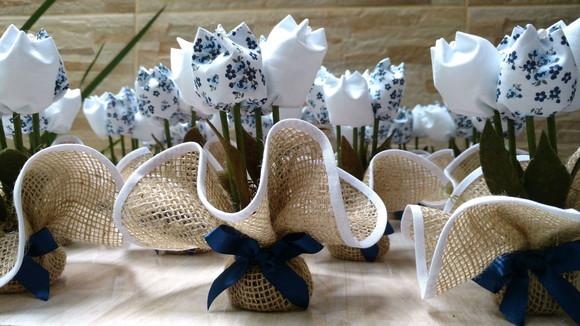 Arranjo Floral Azul Marinho e Branco