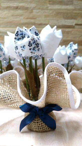 Arranjo Floral Azul Marinho e Branco