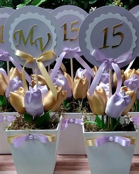 Centro de Mesa 15 Anos Lilás e Dourado