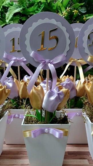 Centro de Mesa 15 Anos Lilás e Dourado
