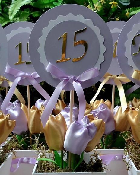 Centro de Mesa 15 Anos Lilás e Dourado