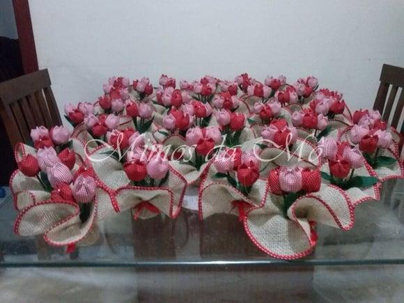 Centro de Mesa Vermelho Poá e Xadrez