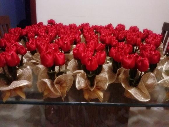 Vasinho de tulipas de cetim