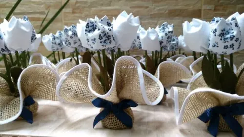 Arranjo Floral Azul Marinho e Branco