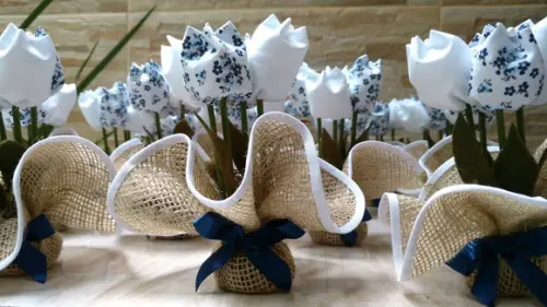 Arranjo Floral Azul Marinho e Branco