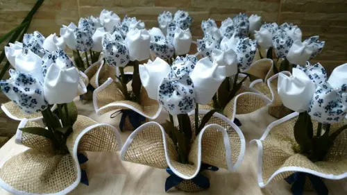 Arranjo Floral Azul Marinho e Branco