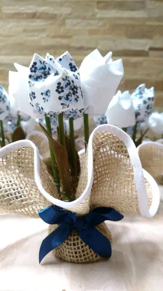 Arranjo Floral Azul Marinho e Branco