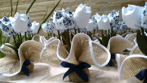 Arranjo Floral Azul Marinho e Branco