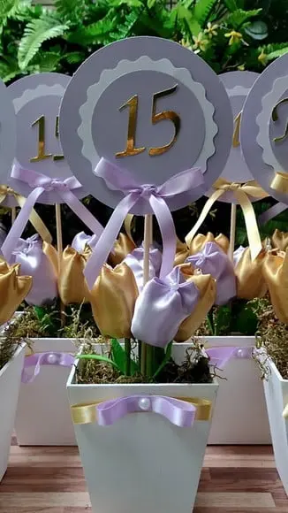 Centro de Mesa 15 Anos Lilás e Dourado