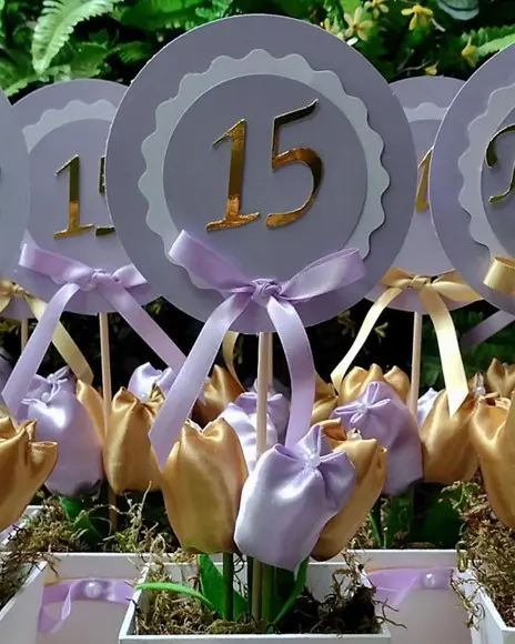 Centro de Mesa 15 Anos Lilás e Dourado